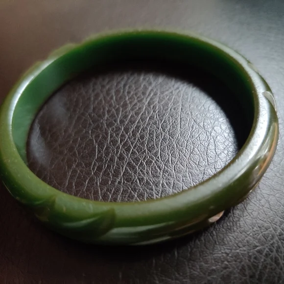 Vintage Green Spinach Carved Bakelite Bracelet - Picture 6 of 8